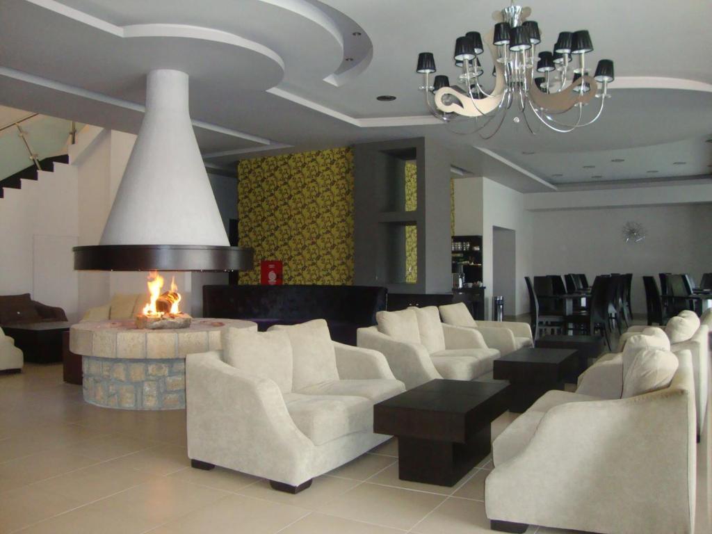 Nymfes Hotel Káto Loutrákion Екстериор снимка